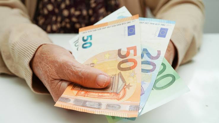 Les allocations chômage diminuent pour les personnes qui sont au chômage depuis des années.